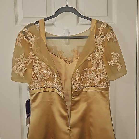 JJs House satin skirt delicate lace-embroidered bodice sheer short sleeves. - Picture 4 of 16